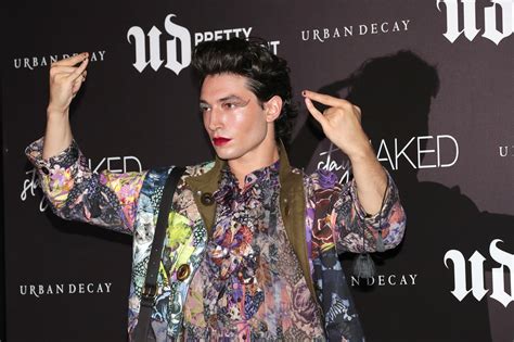 Ezra Miller Trốn Tới Hawaii, Bị Bắt Giữ Sau Sự Việc Lột Quần Áo Trong Nhà Hàng?